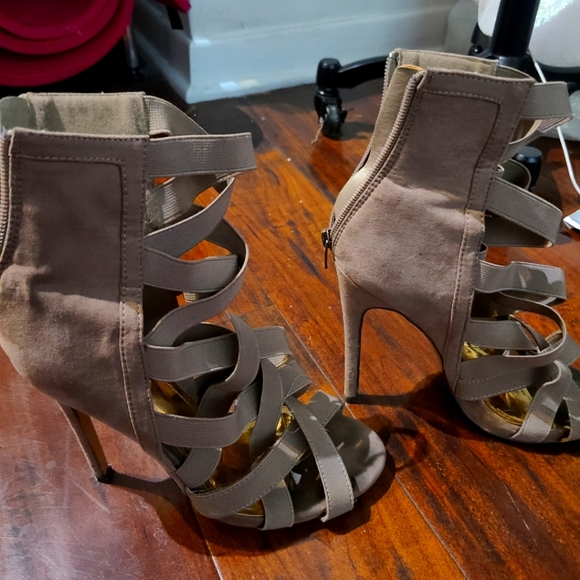 Scrappy Elastic Sandal Heels (size 8.5) - Picture 7 of 7